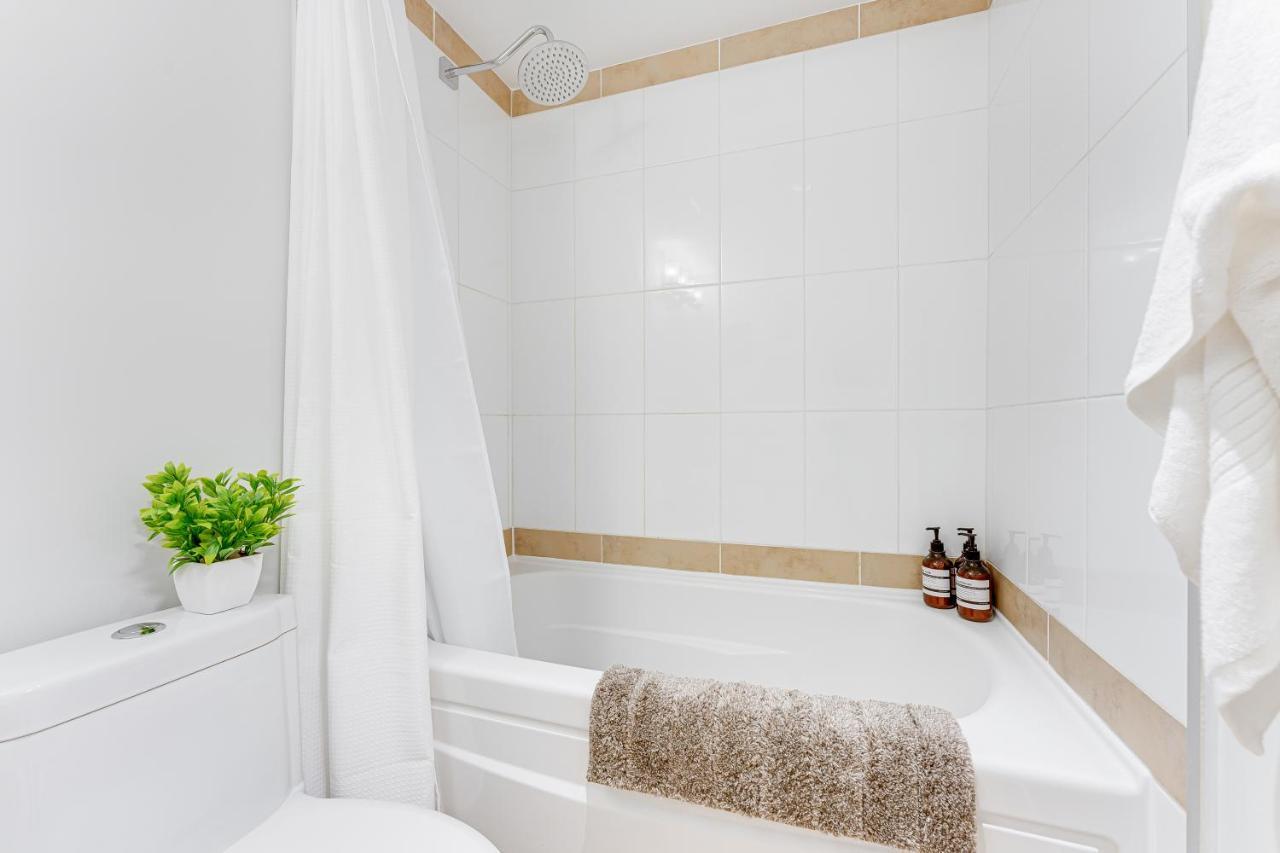 Heart Of Downtown 1 Bd Entire Condo - Pool, Gym, Parking, Office, Ac バンクーバー エクステリア 写真