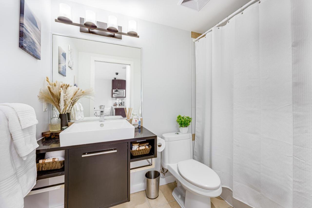 Heart Of Downtown 1 Bd Entire Condo - Pool, Gym, Parking, Office, Ac バンクーバー エクステリア 写真